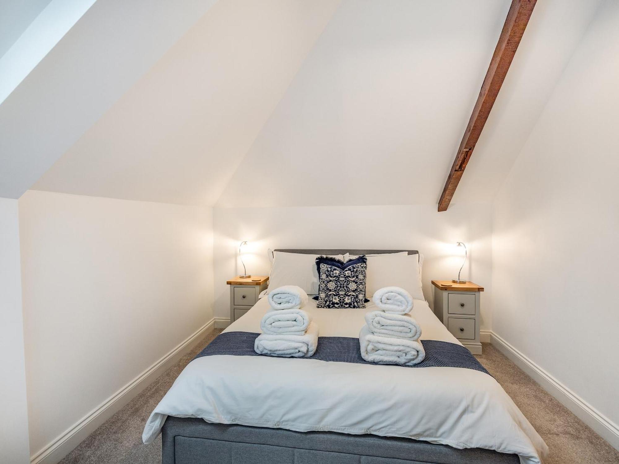 Coach House Villa Rowston Bagian luar foto